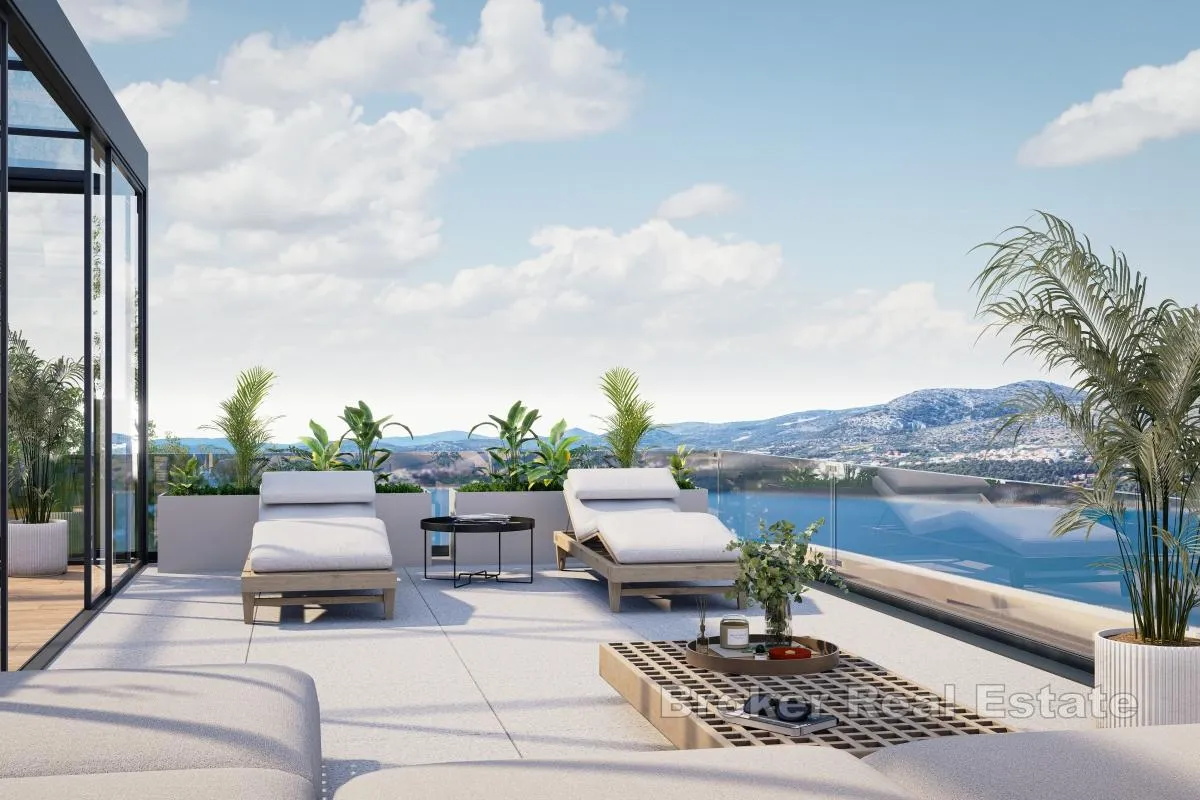 Izvanredan penthouse stan s krovnom terasom u prvom redu do mora - Žedno, Trogir