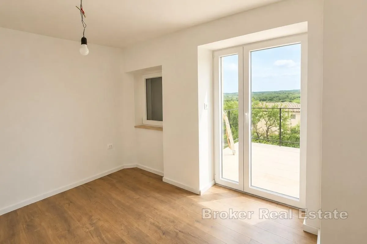 Renovirana kuća s pogledom na more u centru Višnjana - Poreč