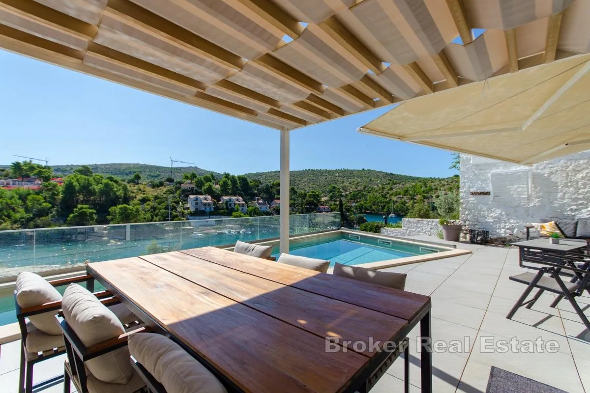 Novoizgrađena vila s bazenom i otvorenim pogledom na more - Brač, Brač