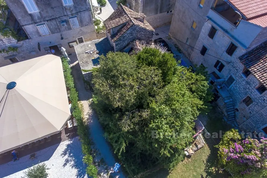 Kamena kuća u starom centru, za kompletnu obnovu - Trogir