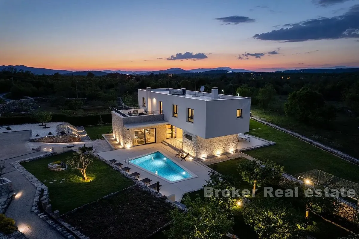 Ekskluzivna villa s bazenom i velikim vrtom - Sinj