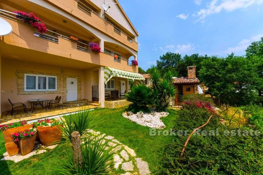 vila s bazenom i dodatnom kamenom kućom - slika 12