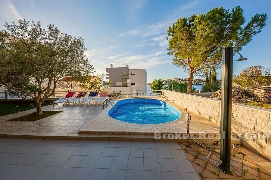 apartmanska zgrada u blizini mora - slika 2
