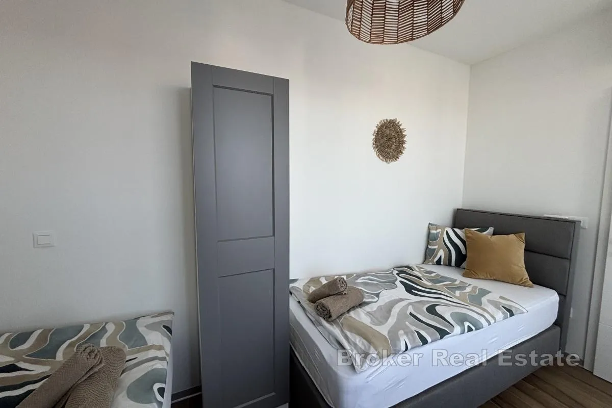 dvosoban penthouse stan s pogledom na more i krovnom terasom - slika 11