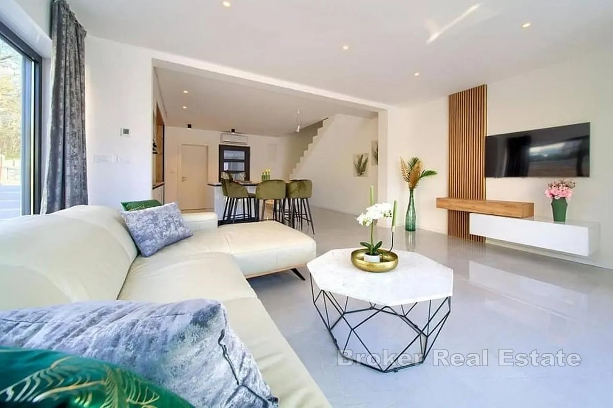 moderan dvoetažni apartman s bazenom - slika 4