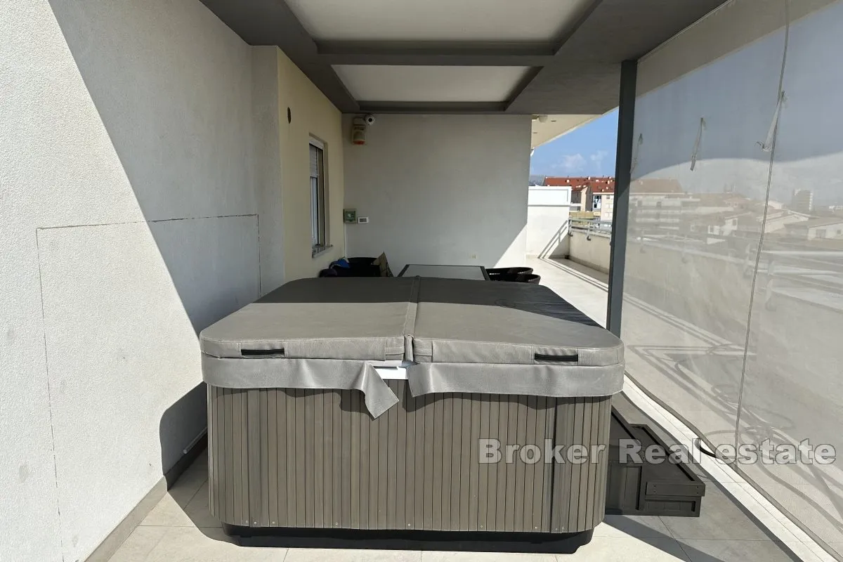 atraktivan penthouse s velikom terasom i jacuzzijem - slika 16