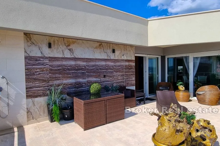 luksuzan penthouse s otvorenim pogledom na more - slika 2