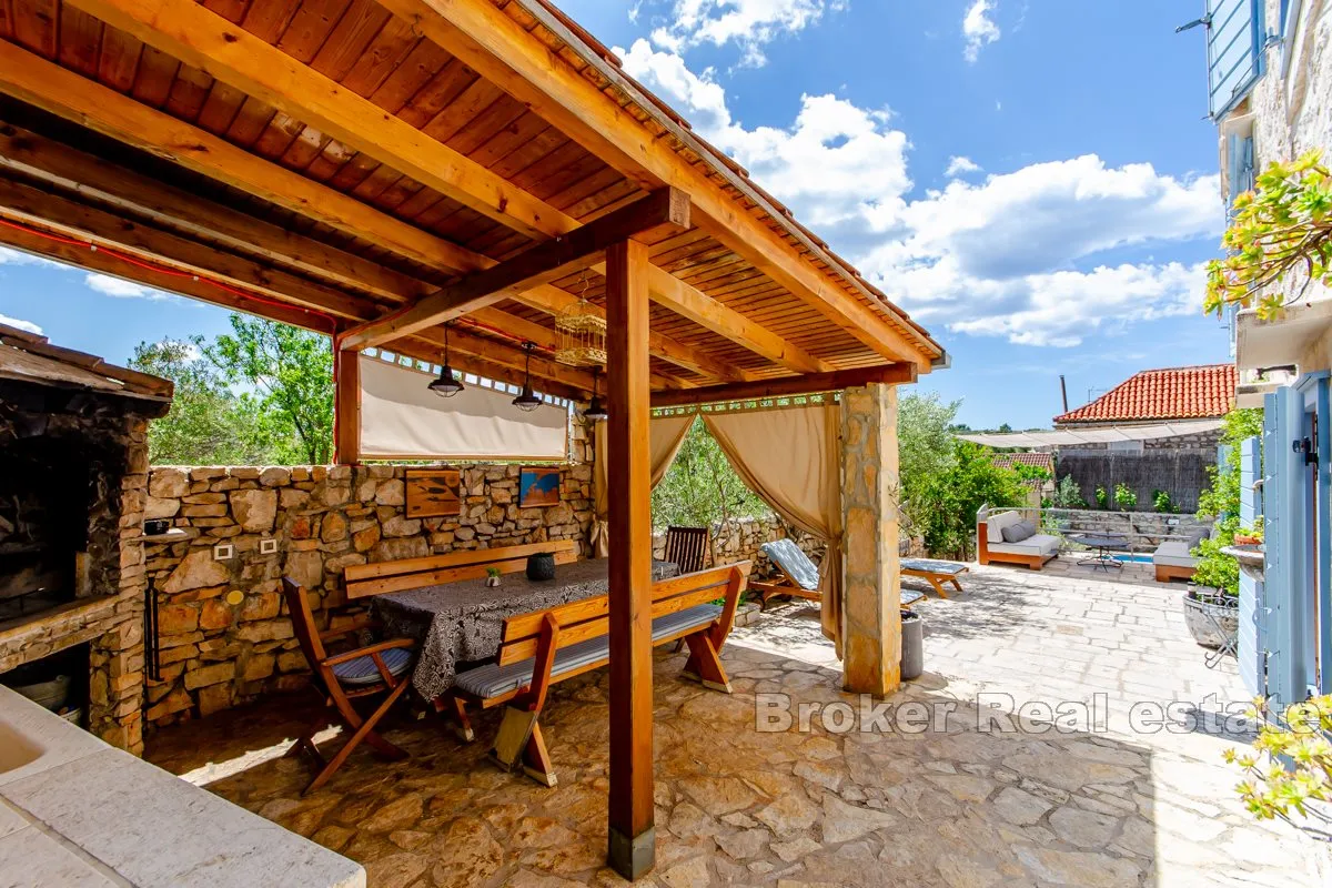 kamena vila s bazenom - slika 8
