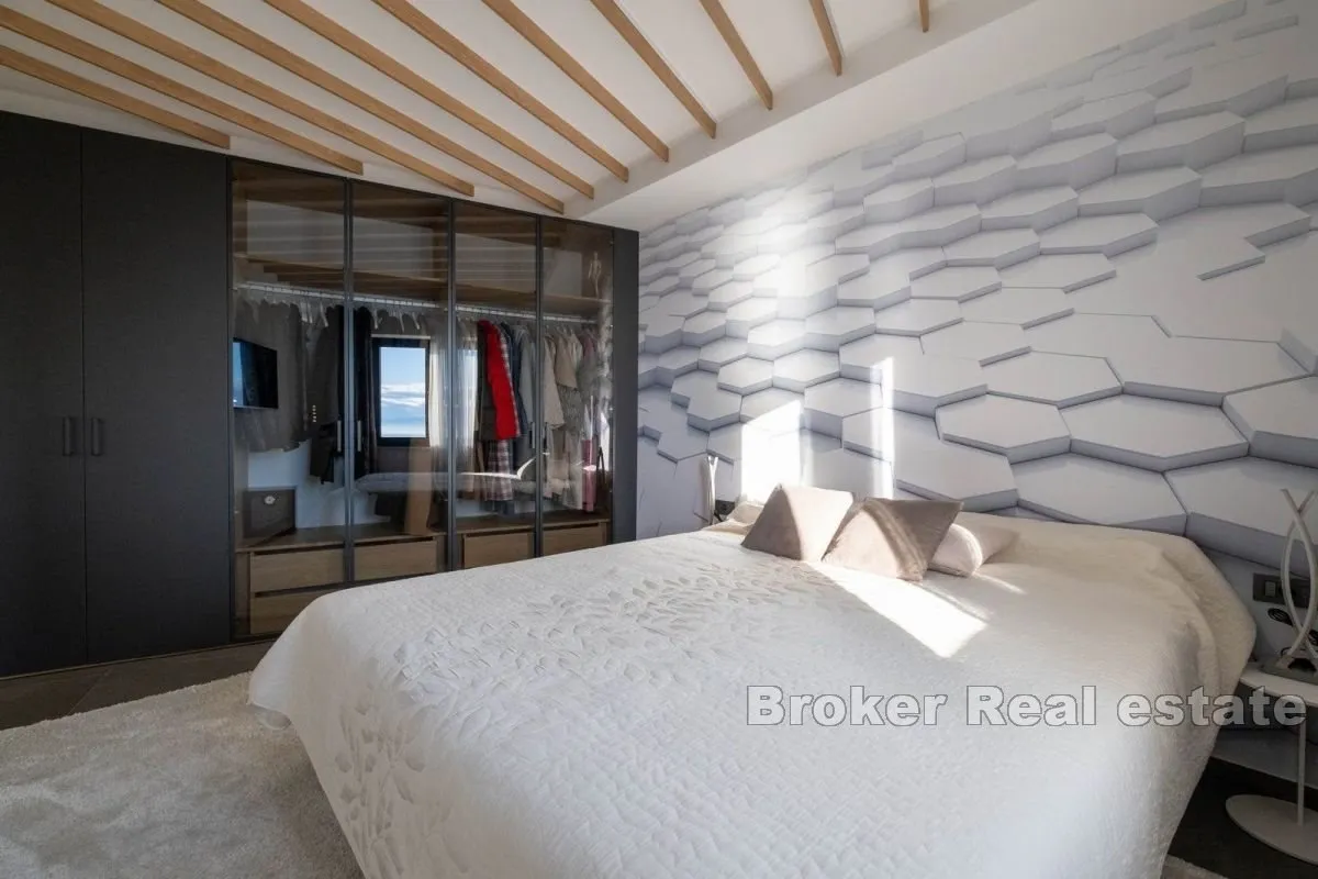 penthouse s pogledom na more na dominantnoj poziciji - slika 17