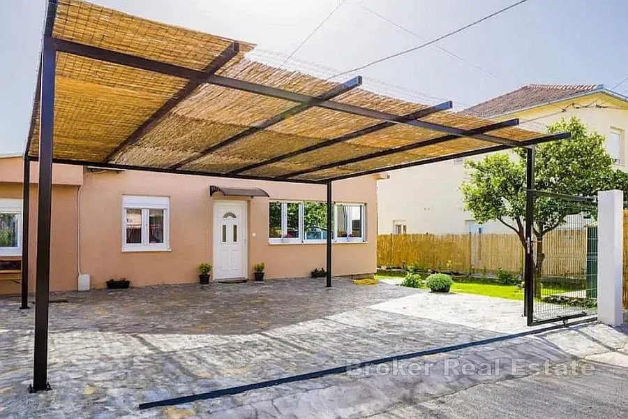 prizemnica s bazenom blizu centra grada - slika 20
