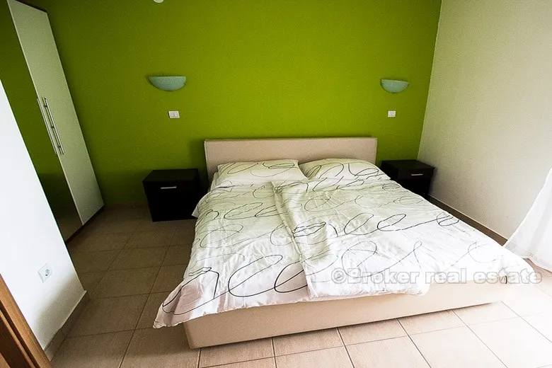 nekretnina se sastoji od dvije kuće koje dijele parkiralište i bazen. - slika 18