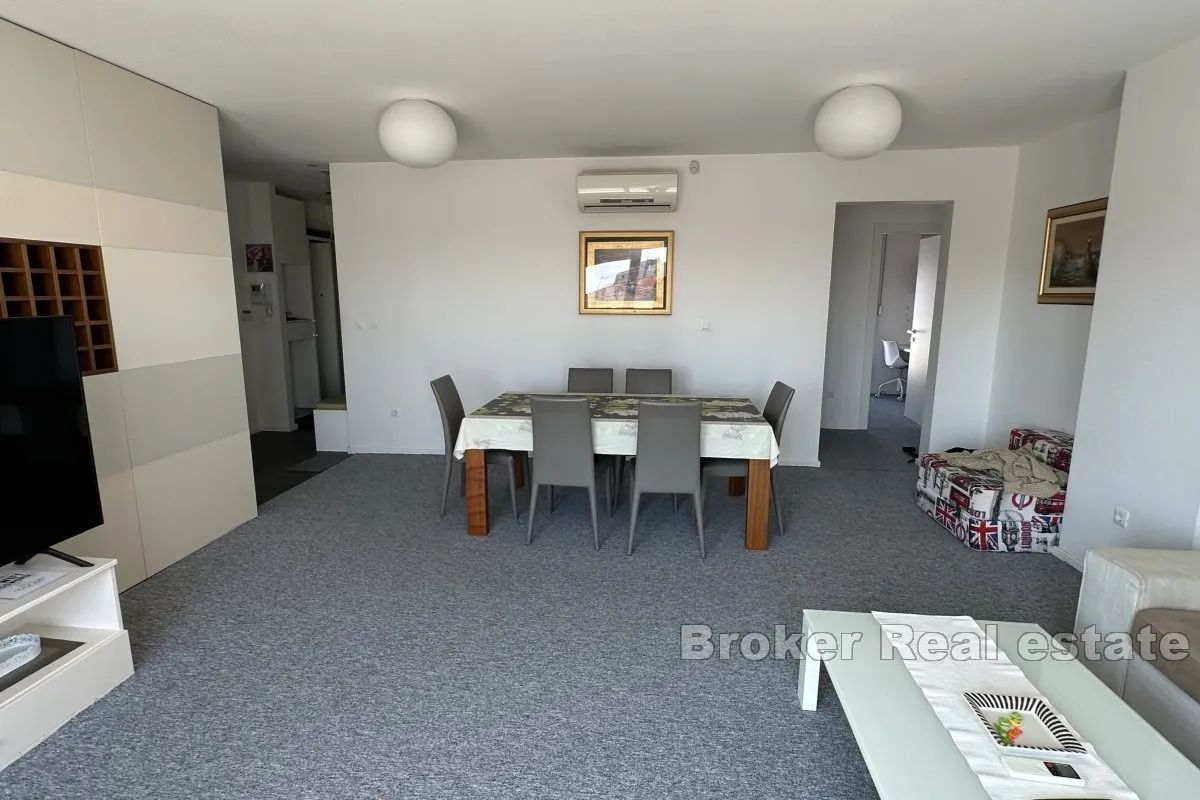 atraktivan penthouse s velikom terasom i jacuzzijem - slika 4