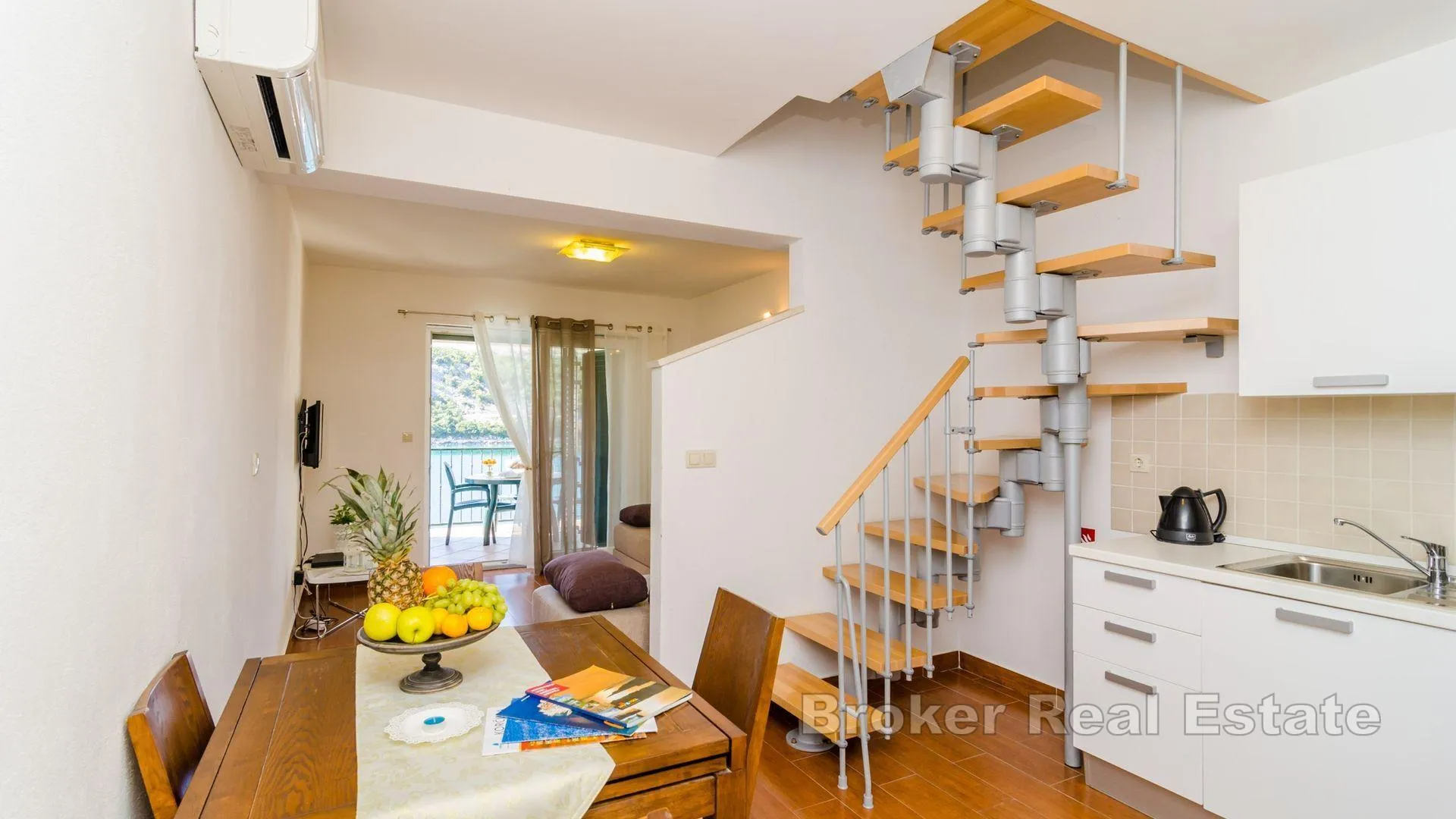 apartmanska kuća u prvom redu do mora - slika 11