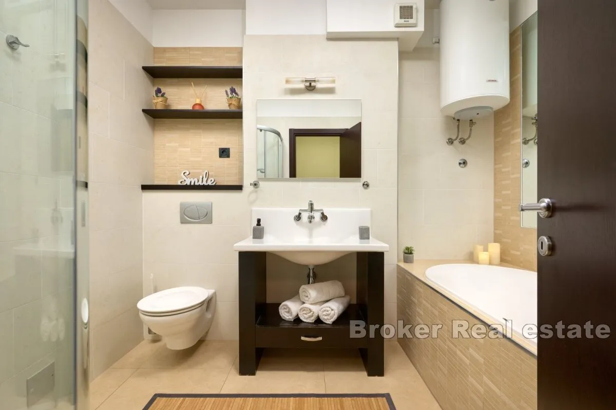 predivan trosobni apartman s pogledom na more - slika 9