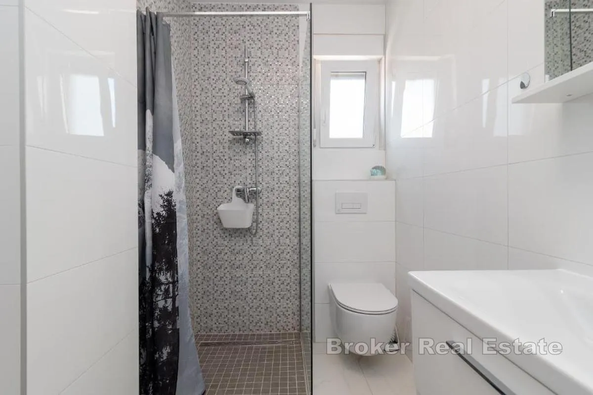 moderan apartman u novogradnji s bazenom - slika 10