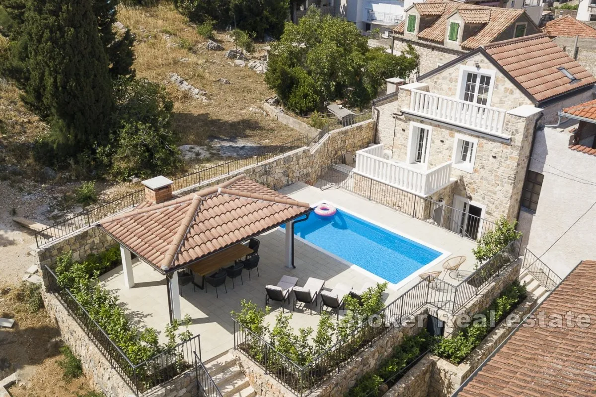 Renovirana kuća u samom centru s bazenom i pogledom na more - Vodice
