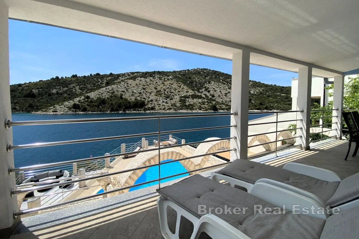 apartmanska vila prvi red do mora - slika 6