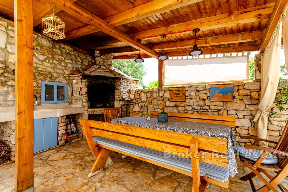 kamena vila s bazenom - slika 9