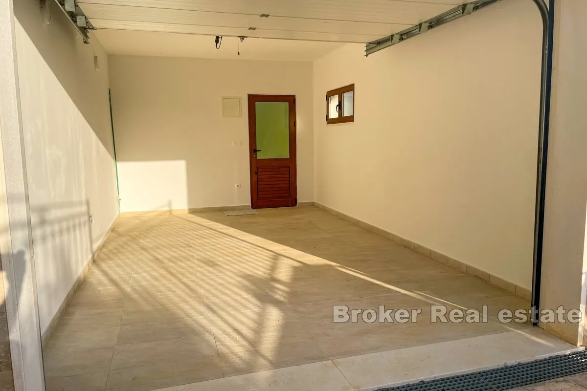 renovirana kamena vila u prvom redu do mora - slika 15