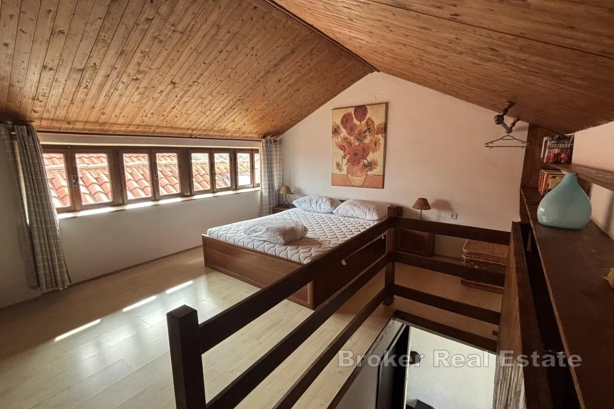 renovirana kamena kuća u prvom redu od mora - slika 7