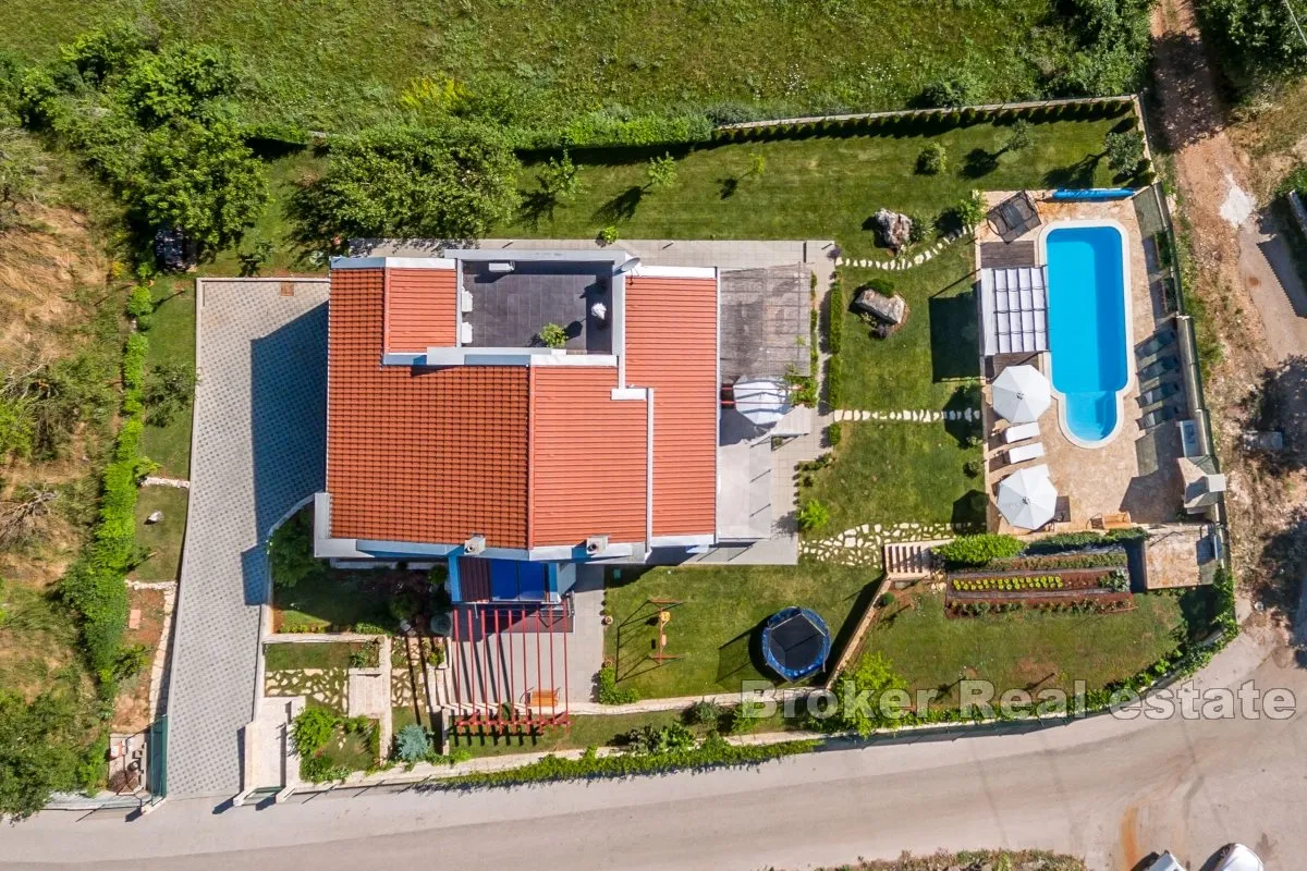 prostrana ruralna vila sa bazenom - slika 5