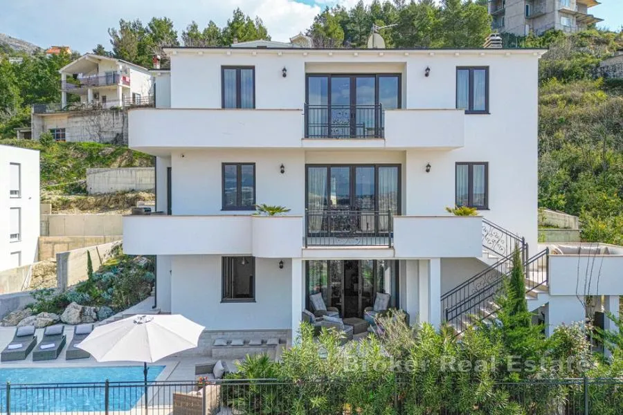 atraktivan apartman s bazenom i pogledom na more - slika 2