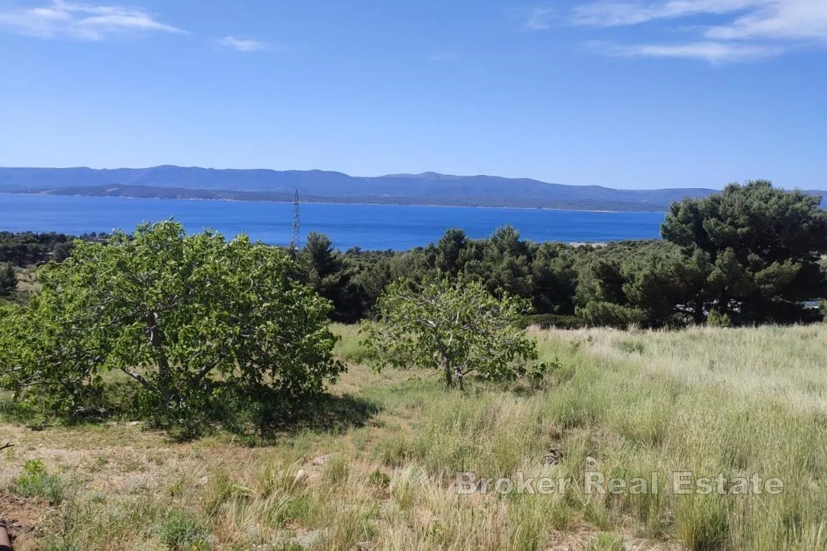 Zemljište s legaliziranim objektom i pogledom na more - Brač, Brač