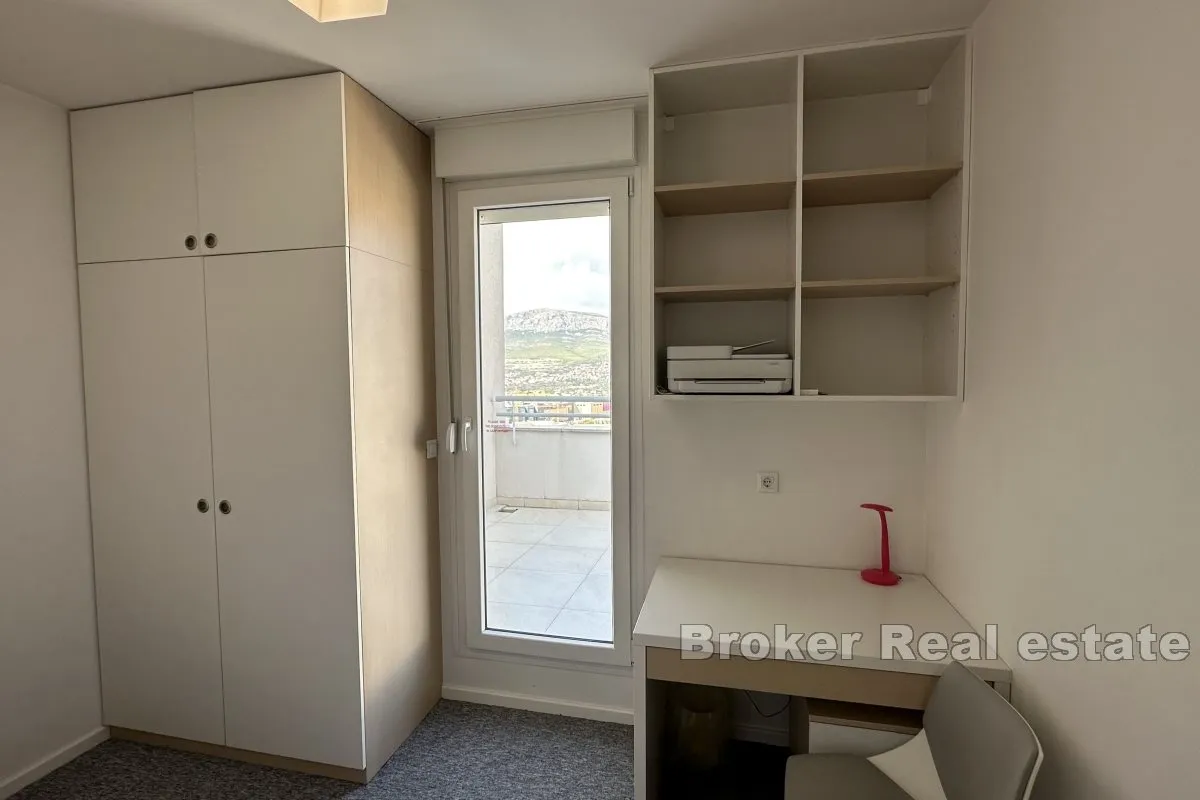 atraktivan penthouse s velikom terasom i jacuzzijem - slika 14