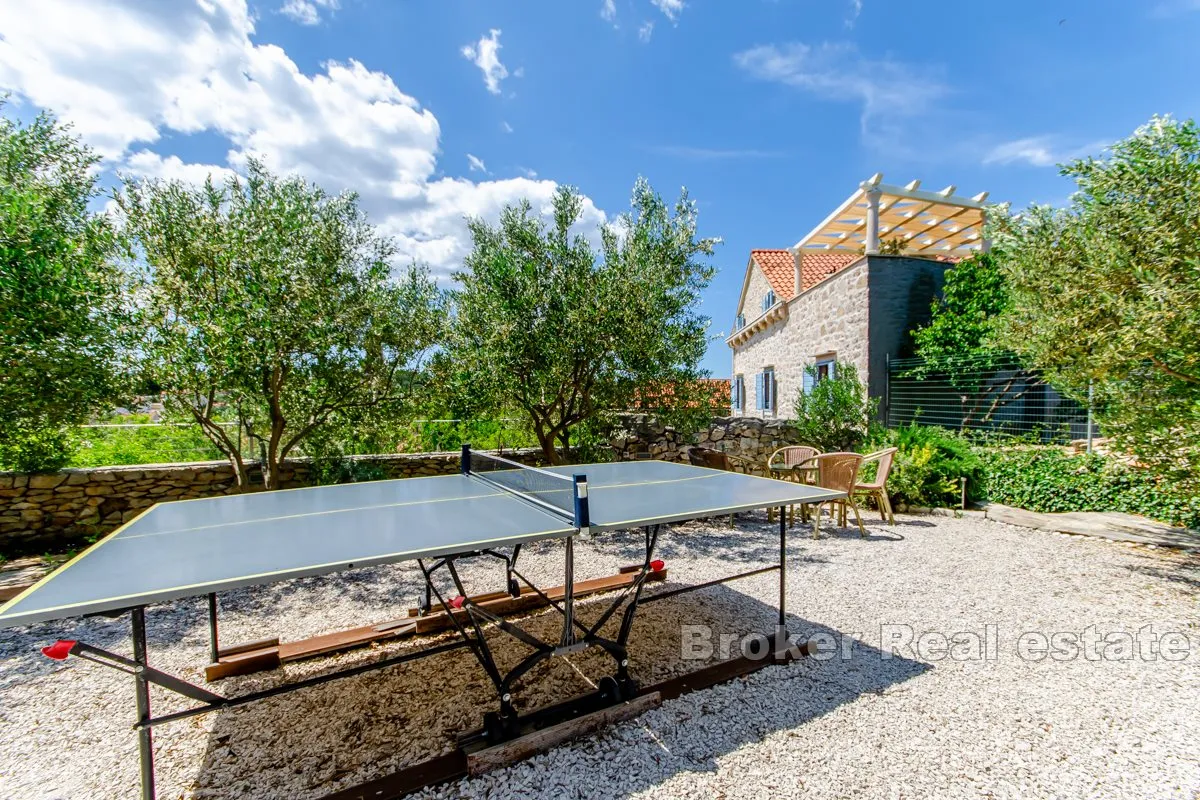 kamena vila s bazenom - slika 12