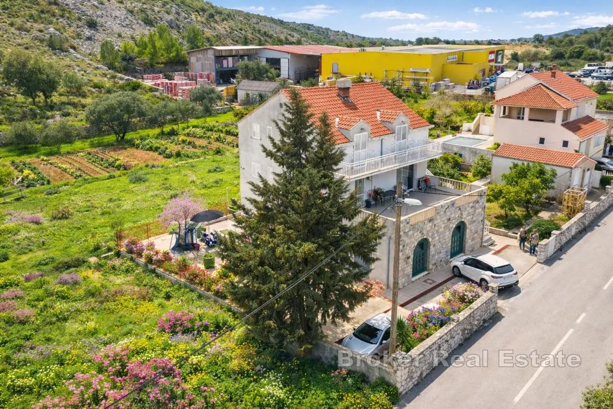 kuća s dodatnim objektom i vrtom - slika 2