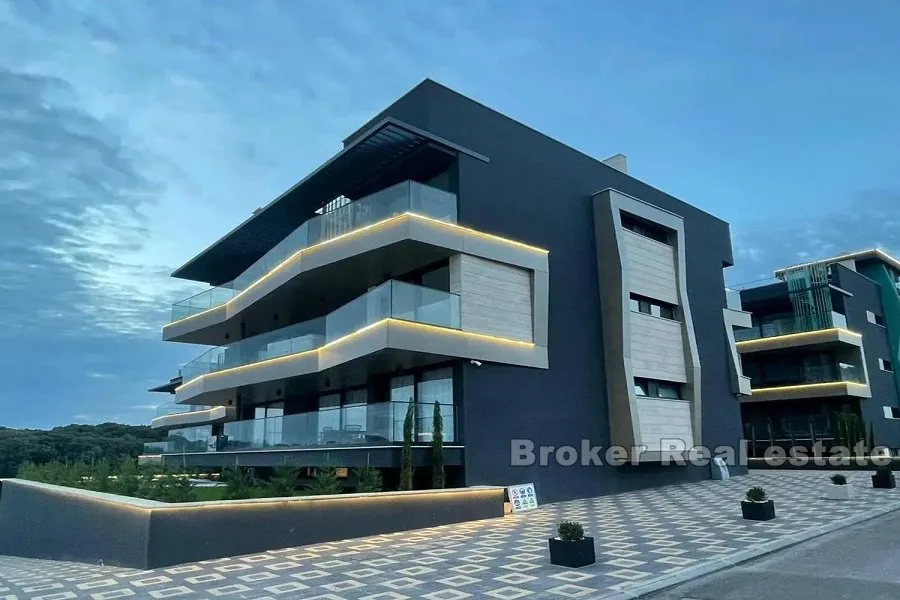luksuzna apartmanska vila s pogledom na more - slika 2