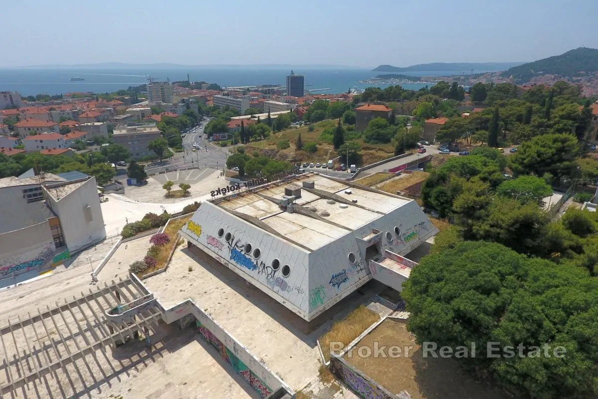 Jedinstveni poslovni prostor za kompletnu renovaciju - Split