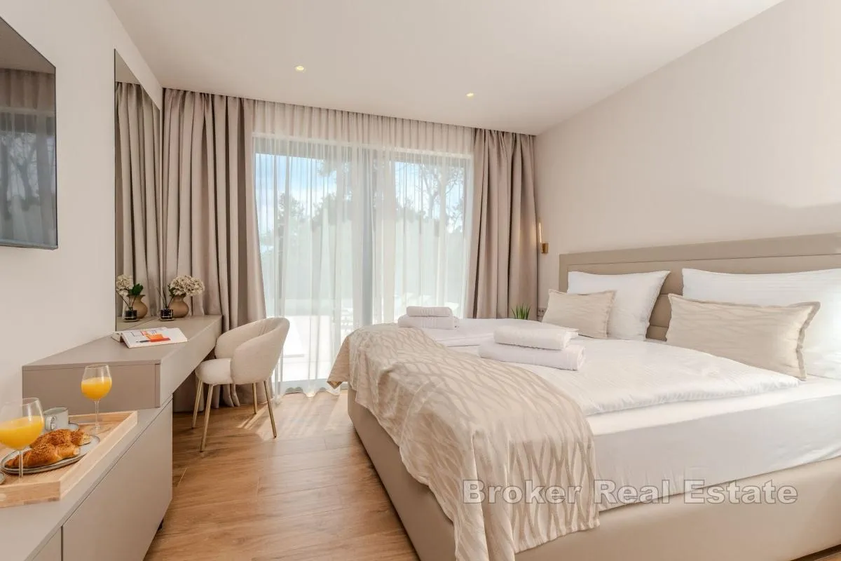 premium vila s bazenom i otvorenim pogledom na more - slika 12