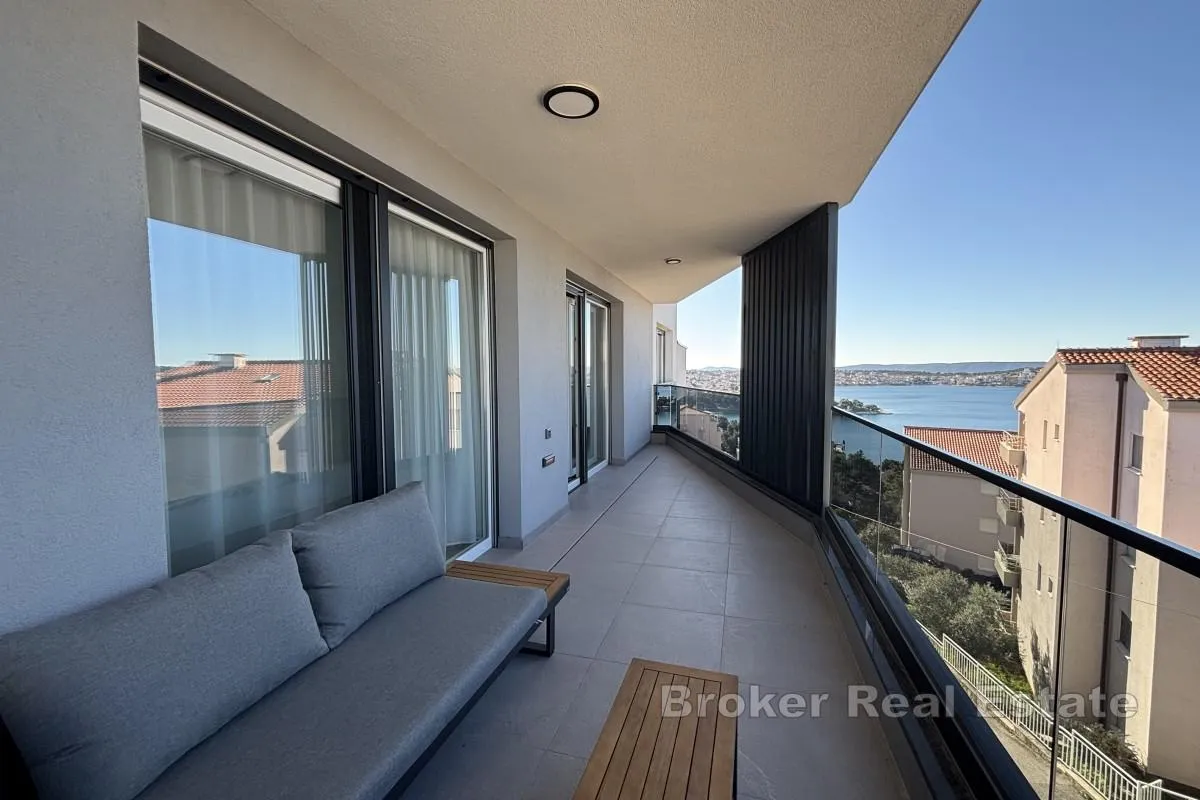 Dvosoban penthouse stan s pogledom na more i krovnom terasom - Trogir