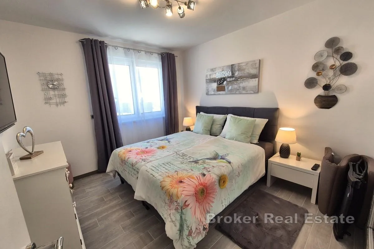 apartman s bazenom i pogledom na more - slika 10