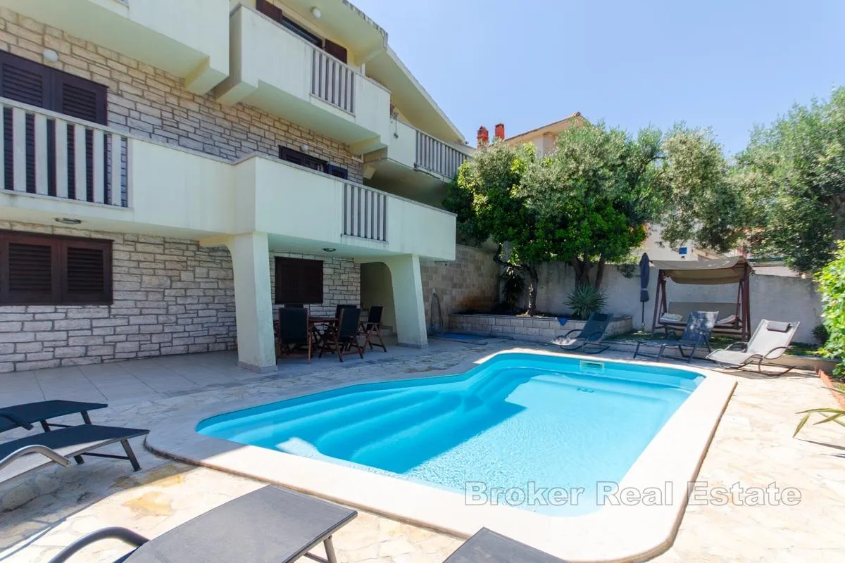 apartmanska kuća s bazenom - slika 3