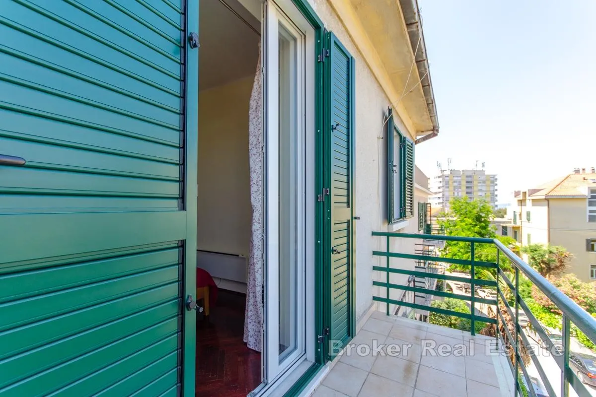 dvosoban apartman s parkingom u samom centru - slika 10