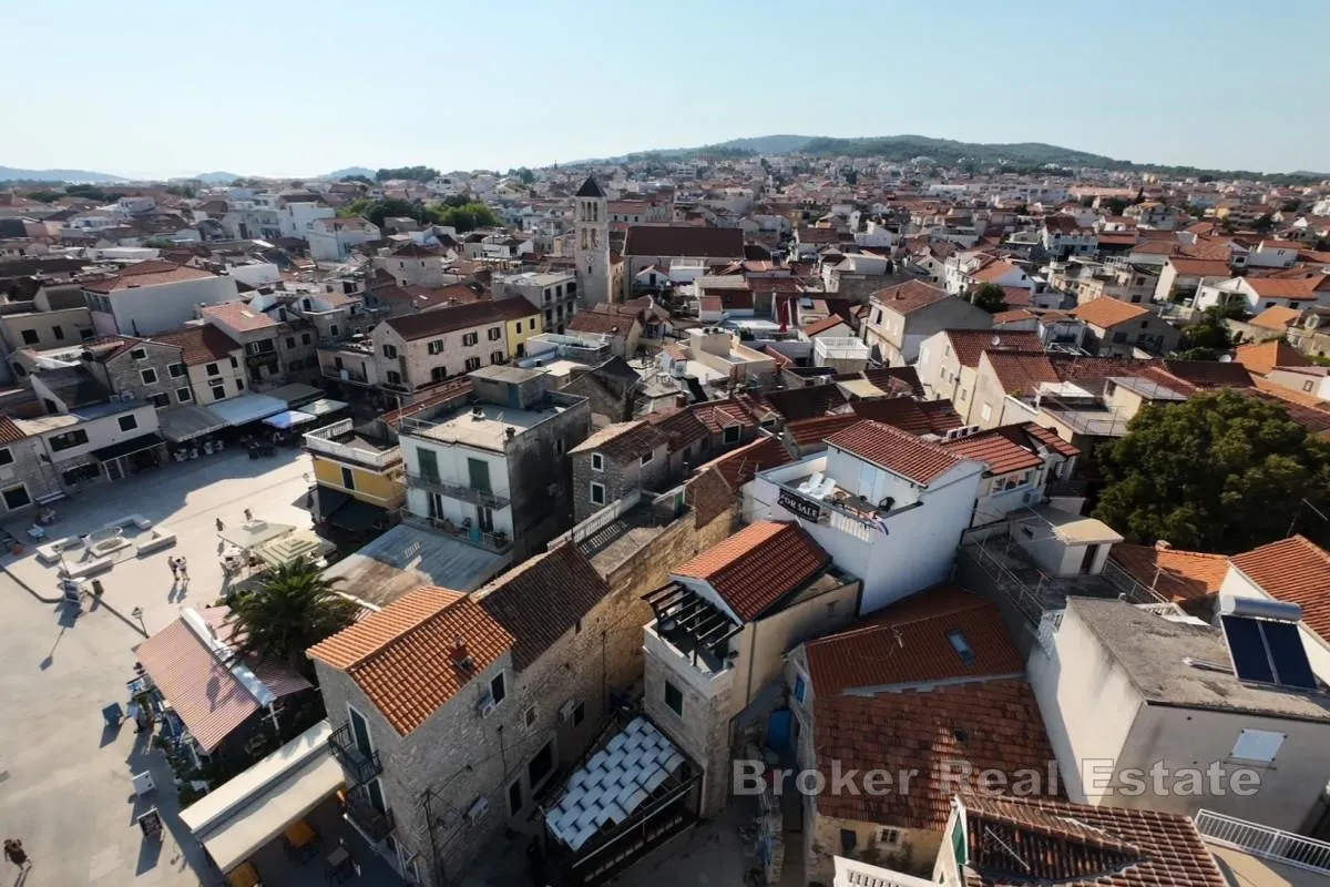 apartmanska kuća u centru grada - slika 17