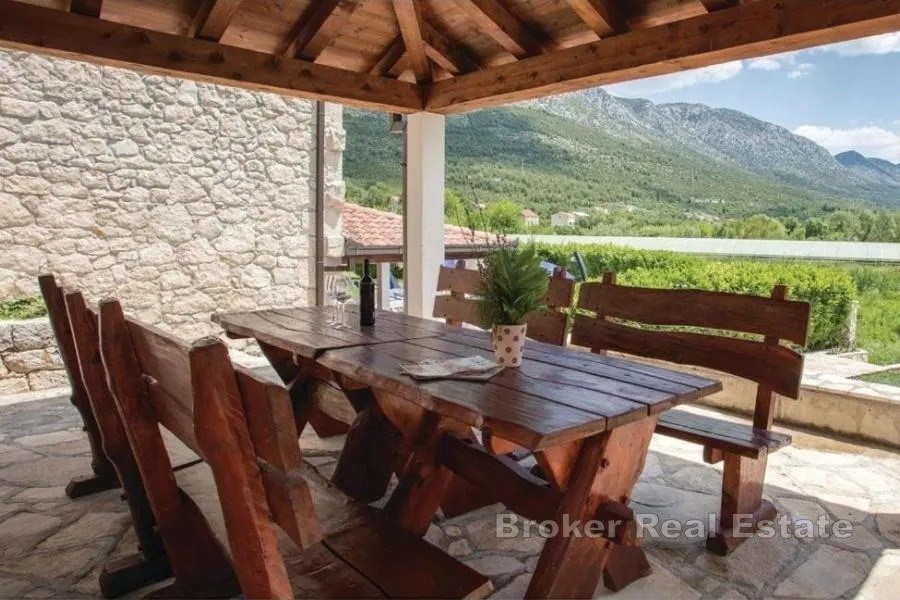 kamena vila s bazenom okružena prirodom i privatnošću - slika 13