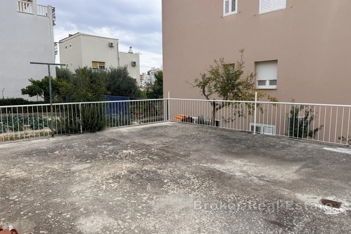 renovirani stan s prostranom privatnom terasom - slika 11