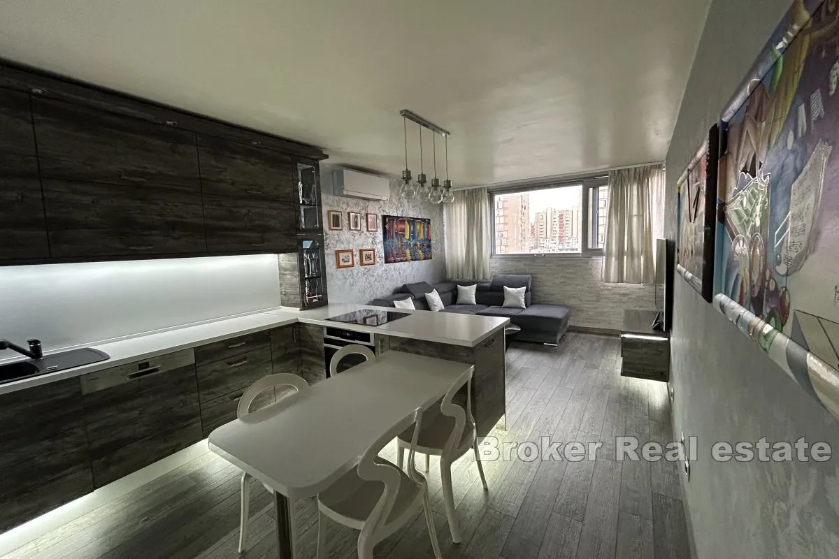 dvosoban apartman na sjajnoj lokaciji - slika 2
