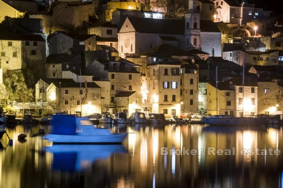 kuća u centru grada s pogledom na more - slika 11