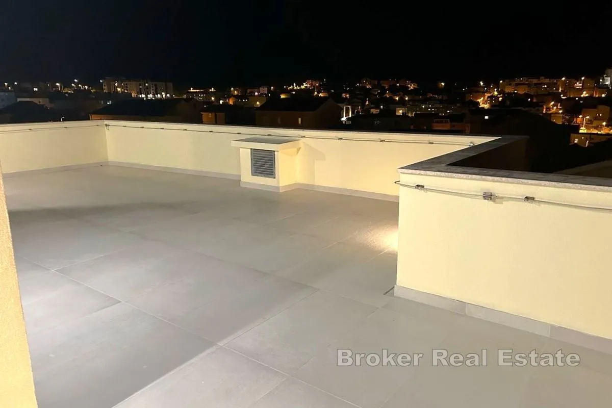 penthouse s terasom i pogledom na grad - slika 6