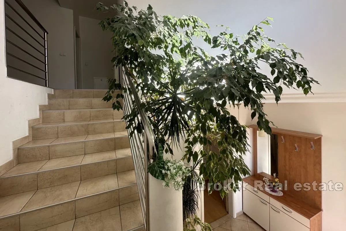 apartmanska kuća u prvom redu do mora - slika 9
