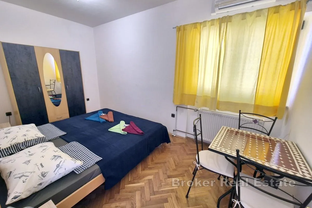 samostojeća apartmanska kuća s pogledom na more - slika 9
