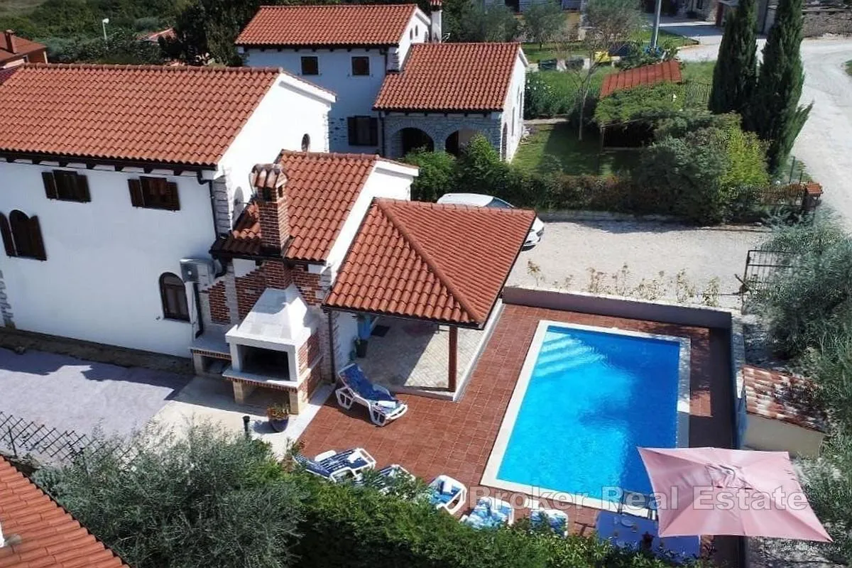 Kuća s bazenom i okućnicom - Poreč