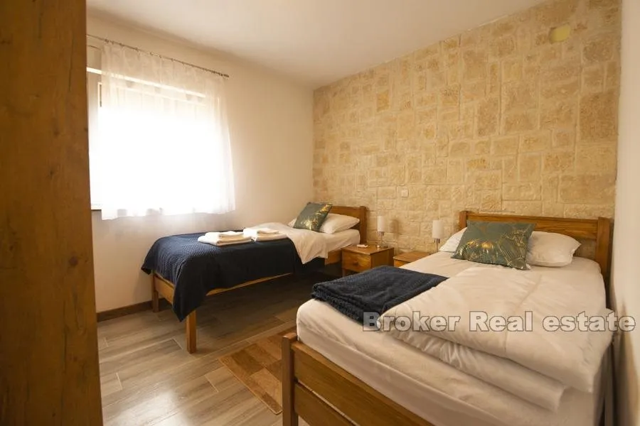 kamena vila s pogledom na velebit - slika 7
