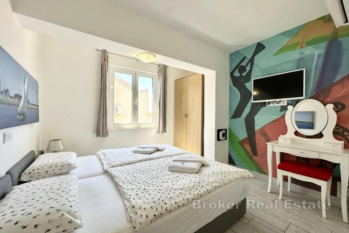 moderna apartmanska kuća s pogledom na more i bazenom - slika 14