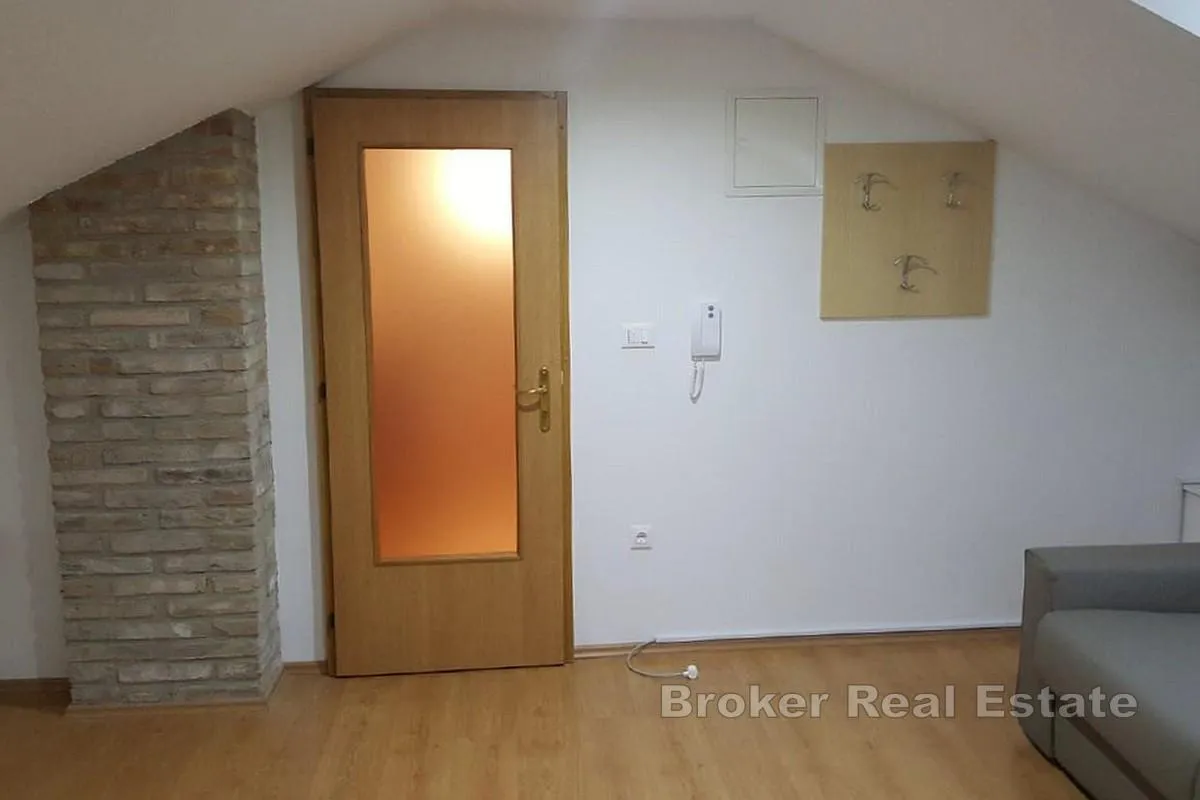 troetažna kuća u blizini centra - slika 15