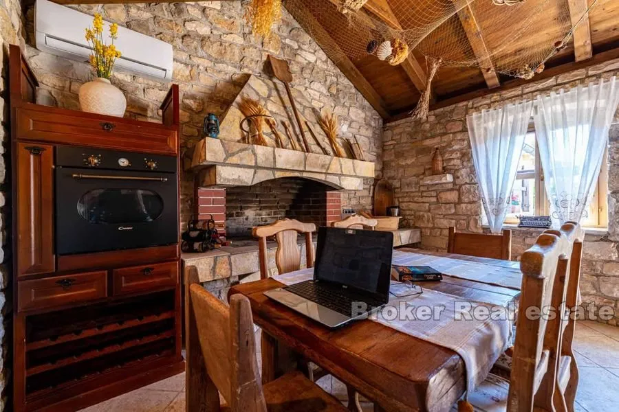 vila s bazenom i dodatnom kamenom kućom - slika 3